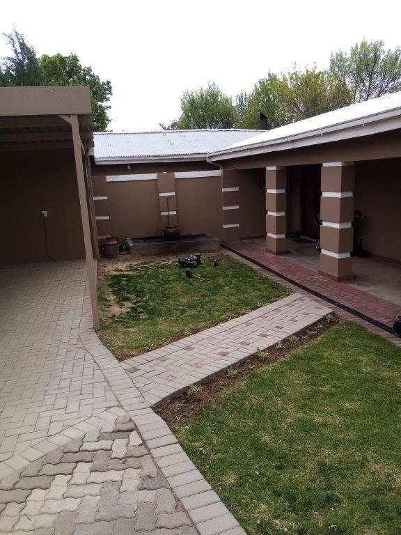 5 Bedroom Property for Sale in Ladybrand Free State
